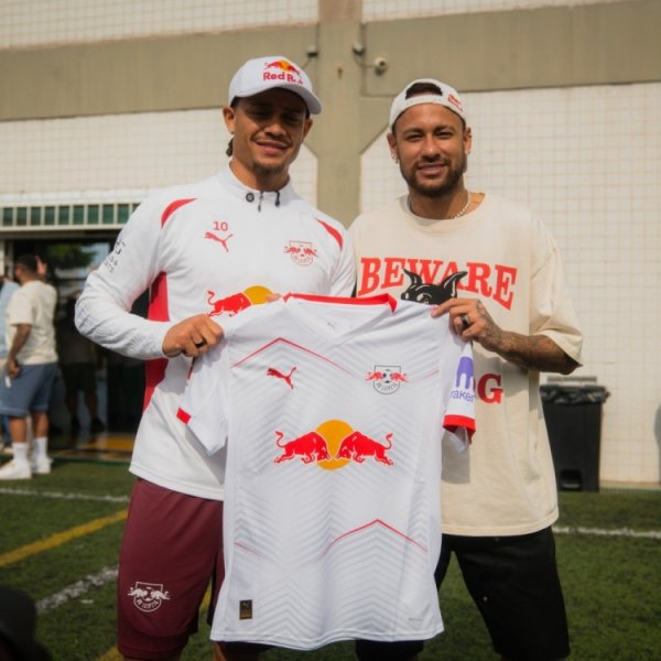Meet the idol! Xavi Simmons took a photo with Neymar and presented the latter with Leipzig jersey
