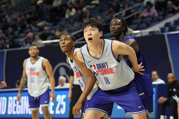 Trainer: Yang Hansen runs faster than Jokic, he learns both inside and outside and has the skills of defending