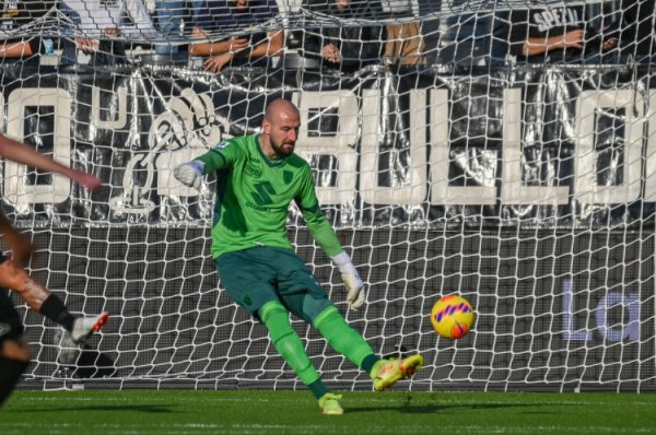 Reporter: Milan has held preliminary talks with the player team on introducing Vanya to contact Turin