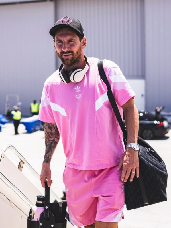 A bright smile! Messi posted photos of her departure to Atlanta, which will play against Porto