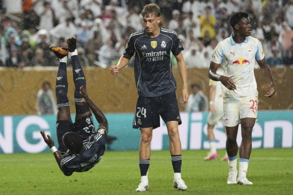 Perfect capture time 🤣Rudiger fell to the ground with his back hanging on the ground, and Wyson was at a loss