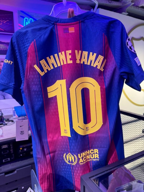 Personal customization! Some fans have already obtained the Barcelona No. 10 jersey with Yamal s name printed on it