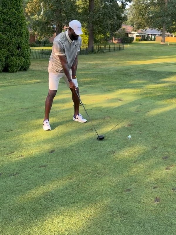 James shows off his own golf Curry comments: Welcome to join We have been waiting for you 🙌