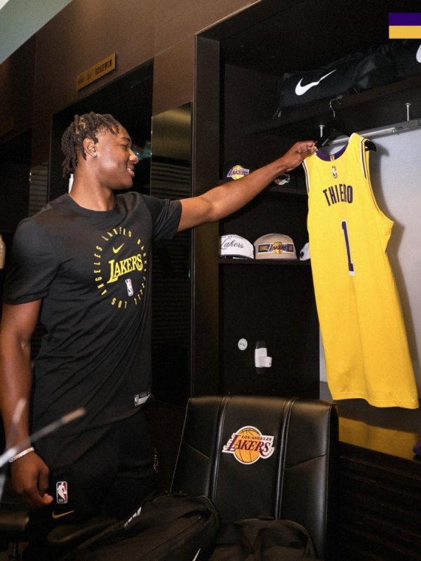 Lakers No. 1😀 Lakers No. 36 Adu Tiero will wear No. 1 jersey in the new season