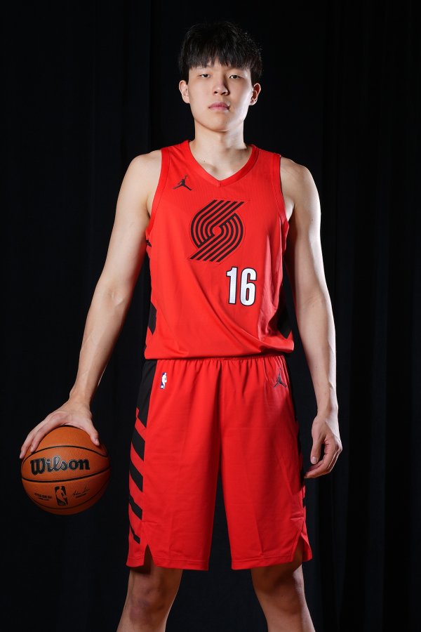 US media: Yang Hansen improves three points, which is surprising. He may be the next cornerstone of the Trail Blazers