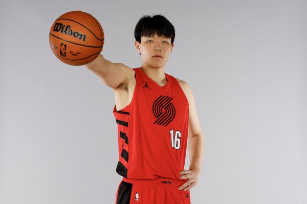 Wade: Yang Hansen reminds me of Wang Zhizhi. They can pass the ball& and have a touch& are very smart