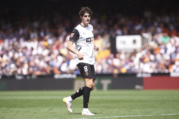 Reporter: Amorin hopes to strengthen the midfield lineup, and Xavi Grae is one of the priority targets for signing
