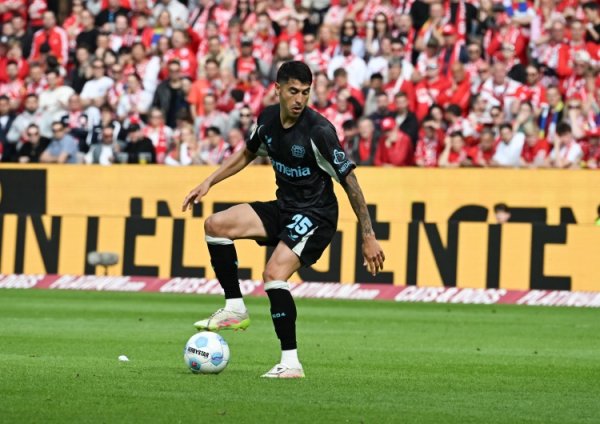 Director Leverkusen: We have absolutely no intention to let Palacios go