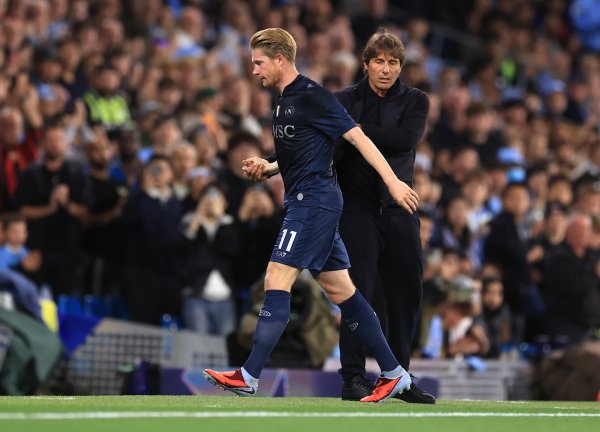 Mid-body: De Bruyne and McTominay overlap, and the two failed to show their due power
