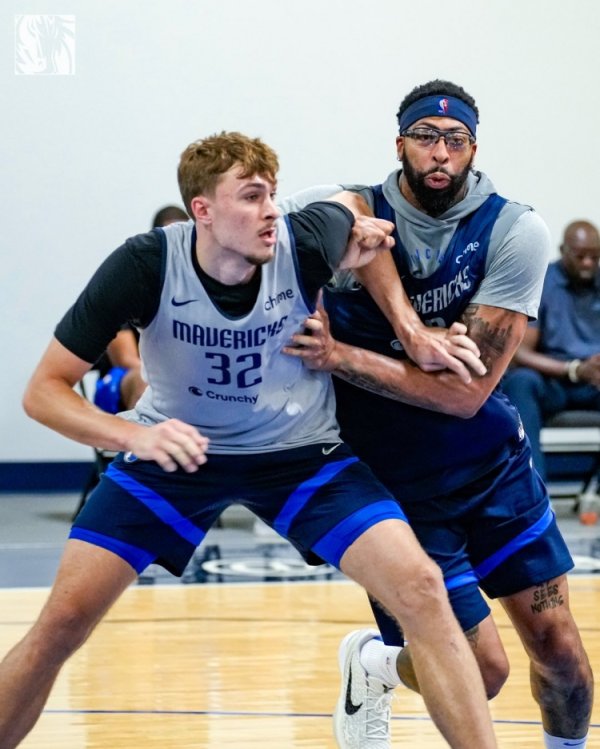 Stay focused! The Mavericks  official training photos: Flag and Anthony Davis are fiercely accused of
