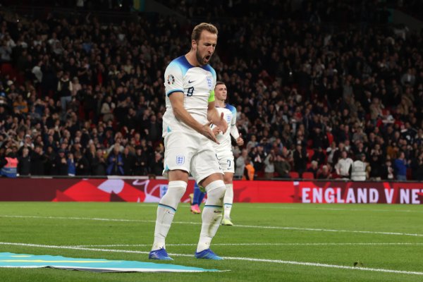 Fans say Kane only eats cake and slows down England s pace and should win! Host: Are you kidding?