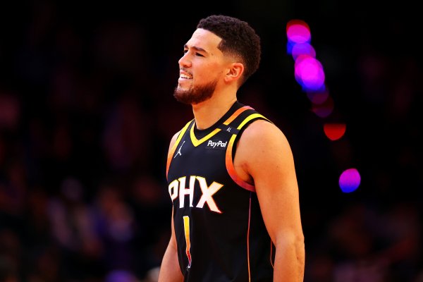 Late but arrived! Booker recovered in the third quarter and scored 12 points on 4 of 265 shots, leading the team to a lead!