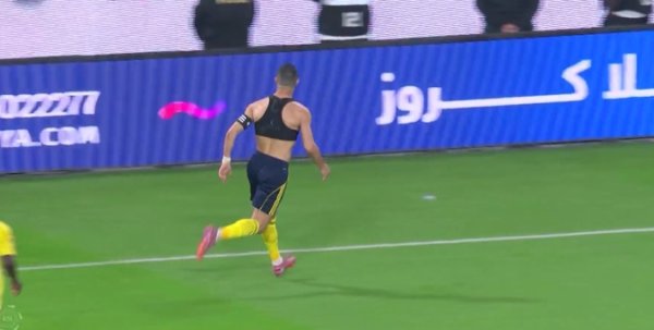 Only enter the difficult ones! Cristiano Ronaldo missed a point and scored without a solution in 1 minute. Then he took off his clothes and celebrated wildly by patting his chest.
