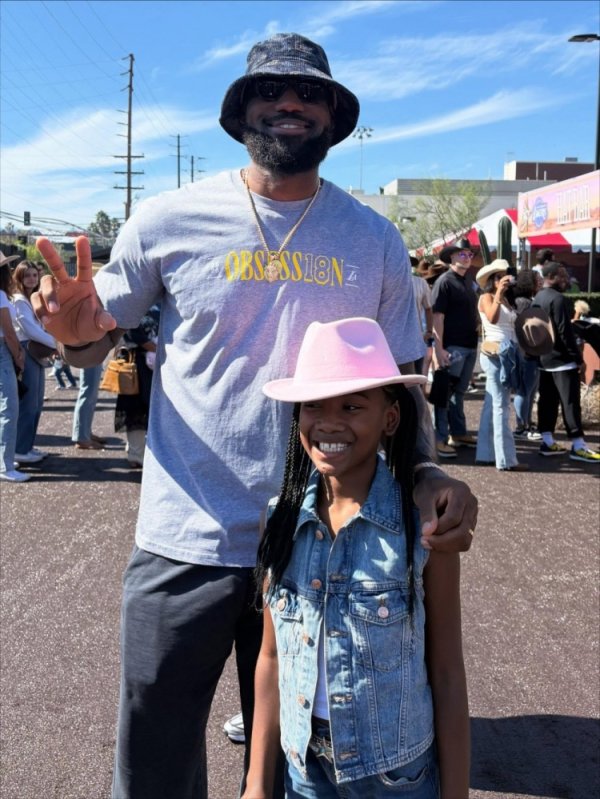 Ci Shiping posted about participating in Lakers parent-child activities: Thank you Doncic and James for taking photos with my granddaughter.