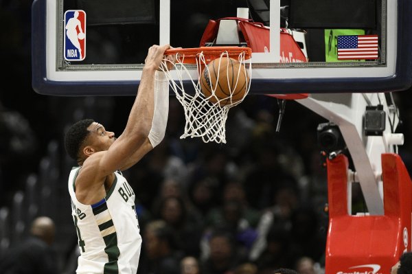 What a stretch! Giannis Antetokounmpo easily completed a windmill dunk in training