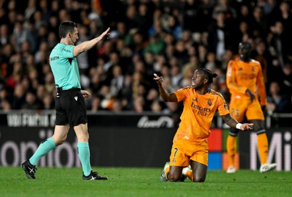 El Clasico referee Soto enforces the records of the two teams: Real Madrid 14 wins, 6 draws and 2 losses, Barcelona 6 wins, 5 draws and 3 losses
