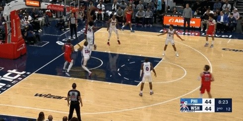 It was also ranked second that year! Bagley attacked with the ball in the middle, overwhelming Embiid and took off for a two-handed dunk.