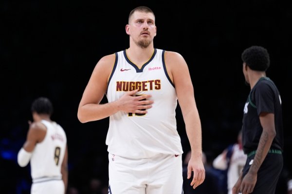 This triple-double is going to be stable again! Jokic scored 11 points on 5-of-8 shooting in the first half, with 7 rebounds, 6 assists and 1 shot.