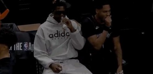 cool! Edwards dressed up handsomely on the sidelines and watched the game leisurely. The Timberwolves currently take the initiative on the court.