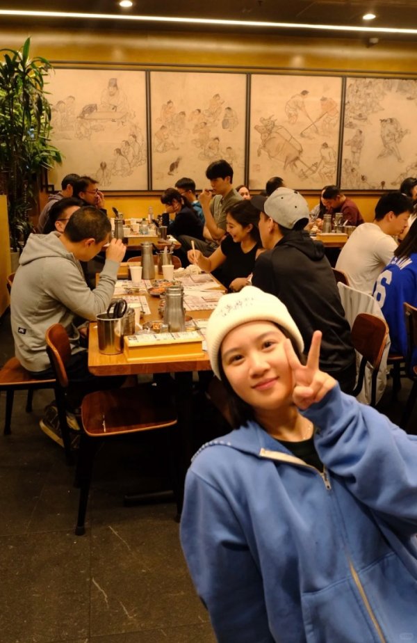 Team reporter talks about Yang Hansen eating late night snacks: Almost no one in the NBA practices extra time after the game. Kobe Bryant also went out to eat with his teammates.