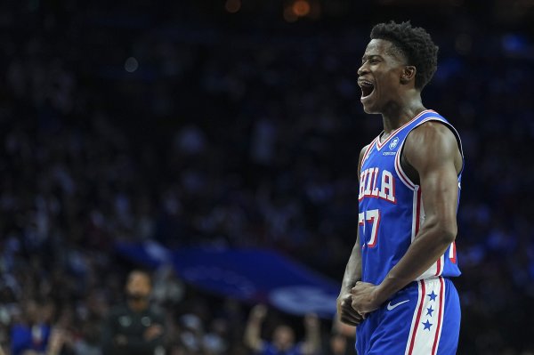 Not like a rookie! Edgecomb continued to play steadily, scoring 14 points on 5-of-9 shooting in the first half, 2 assists and 2 steals.