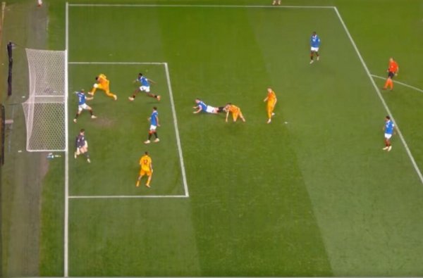 The net was responded to 😂 Celik outflanked the empty goal and hit the crossbar 1 meter in front of the goal, with an expected goal score of 0.73!