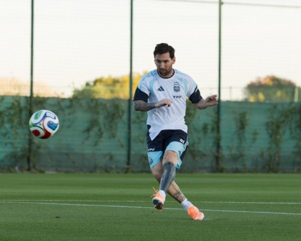 After a private visit to Camp Nou, Messi has joined Argentina to prepare for the game against Angola