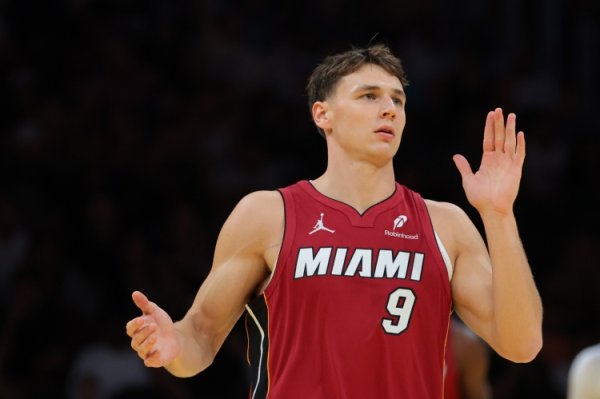 Little Craig Porter counterattacked, carried the man forward, and made a diagonal stab with a loose left-handed volleyball block!