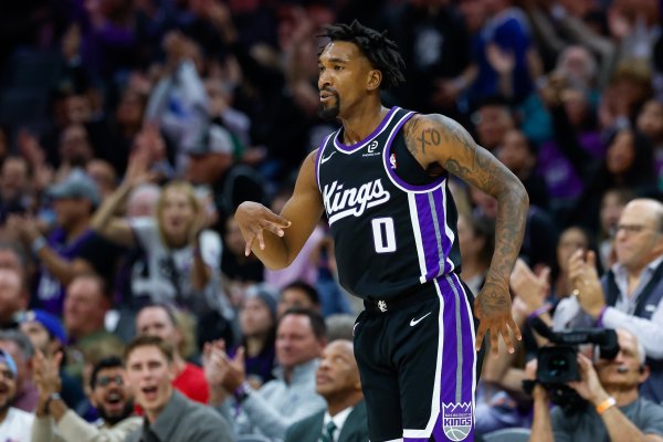 Muscle memory? Fox jumped up and passed the ball to Monk by mistake. The latter directly counterattacked with a one-arm gliding dunk.