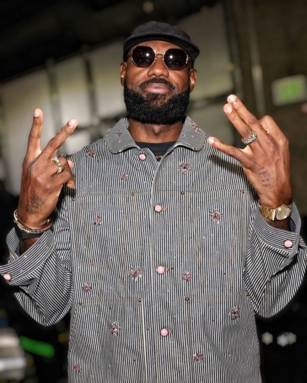 The legend continues! James, the first man in history to play for 23 seasons, updated his social media photos: ♾️👑